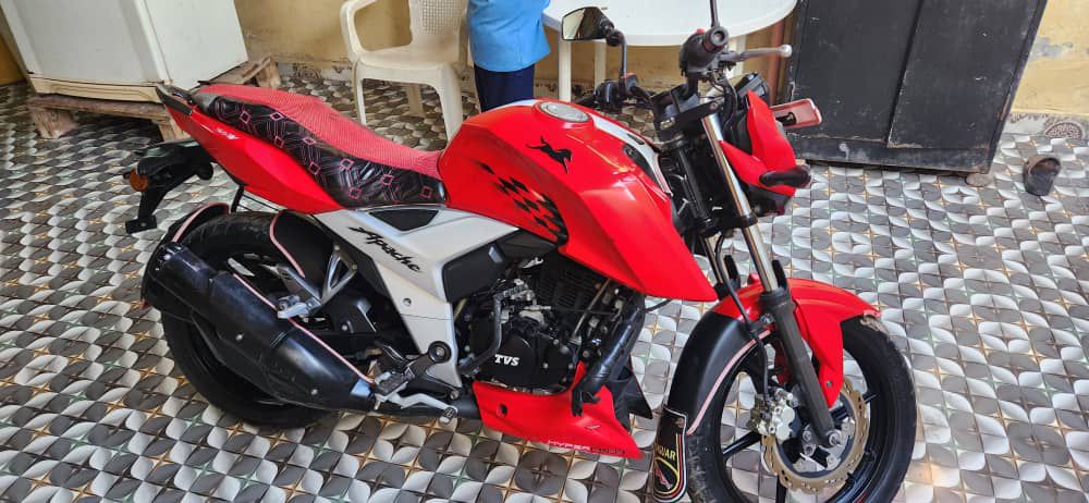 Moto d'occasion en bon état, entretien à jour, papiers en règle