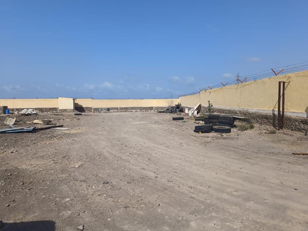 Terrain clôturé 7464 m² avec hangar 720 m² à PK13 proche Proxy Gaz