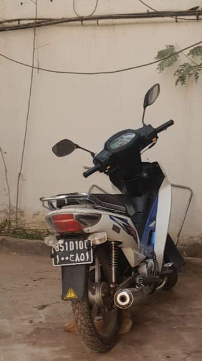 Moto Jincheng 110, blanche et bleue, économique et confortable