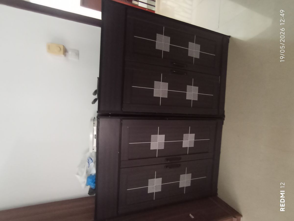 Armoire à chaussures quasi neuve, design pratique