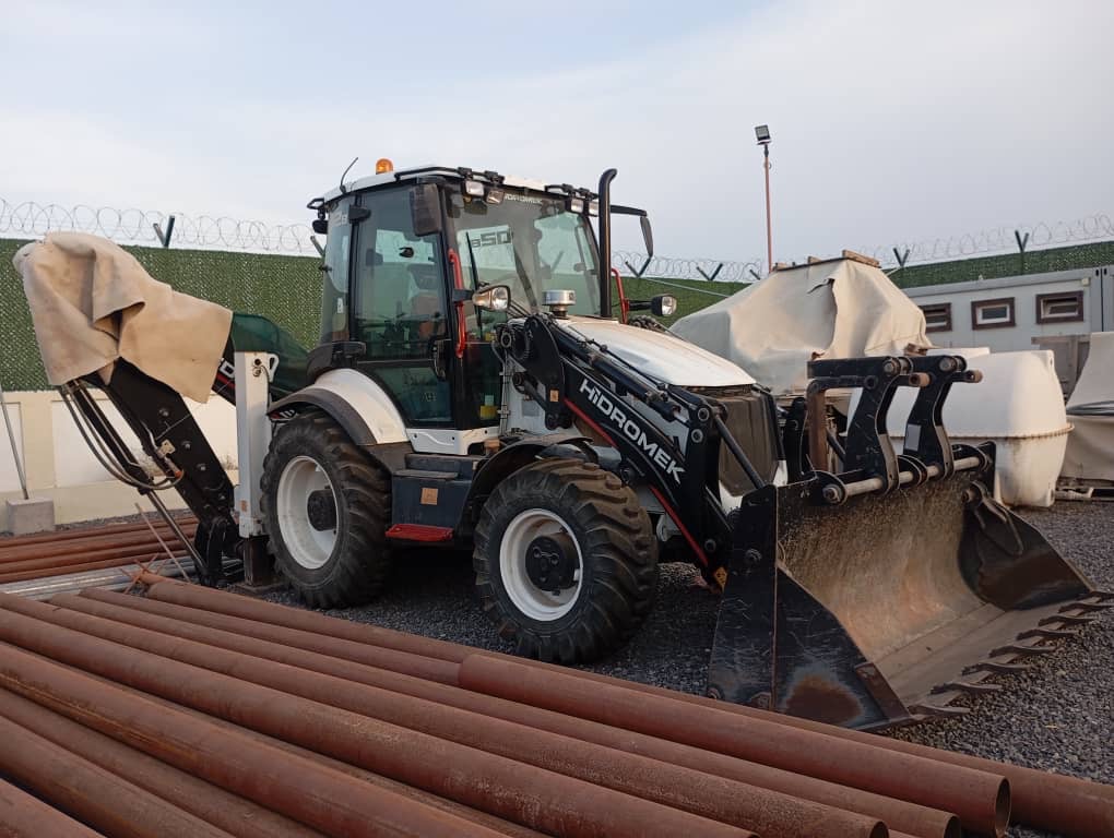 Tractopelle neuve avec fourches et marteau hydraulique 3 in 1